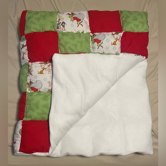 Handmade Puff Quilt - Grinch / Christmas Theme